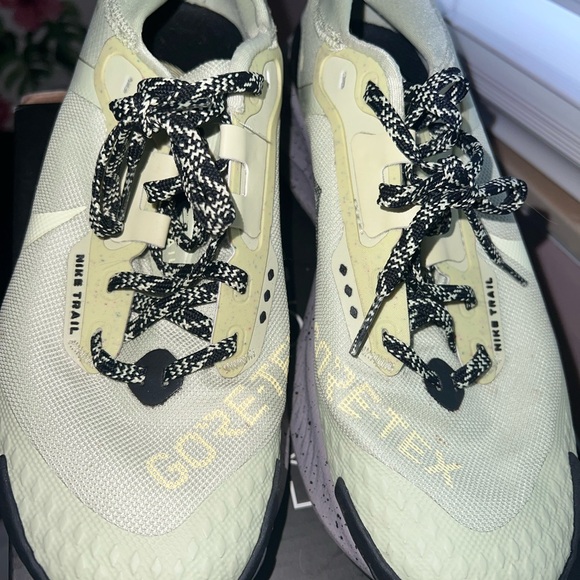 Gore-Tex Trail Running Shoes - Picture 6 of 8